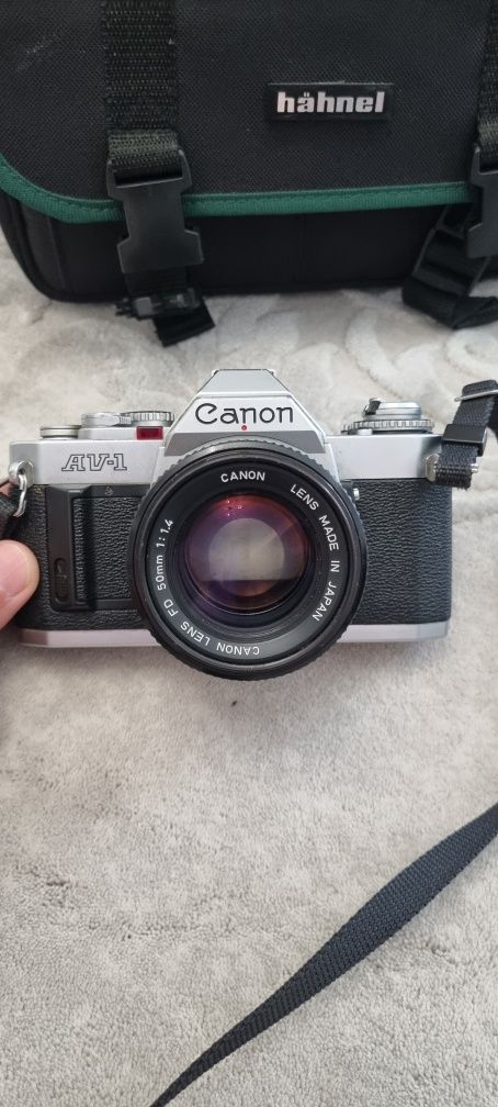 Aparat foto cu filmPraktica Super TL cu Pentacon si Canon AV 1
