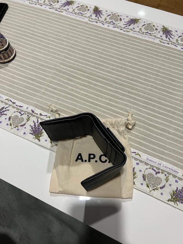 Vand portofele originale APC