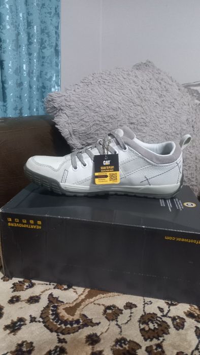 Продам кросовки , новые Катерпиллер, размер - 43, белые