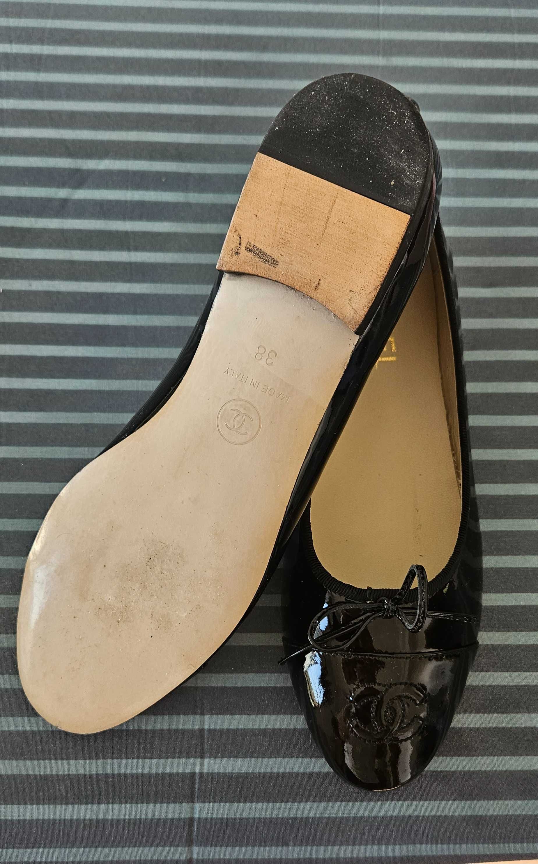 CHANEL БАЛЕРИНКИ С ЛОГО CC, черна лачена кожа,  равни обувкш