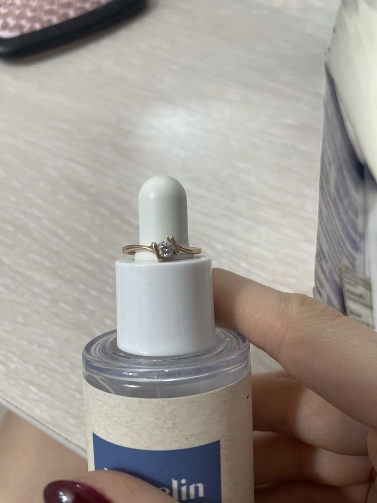 Продам кольцо с бриллиантом