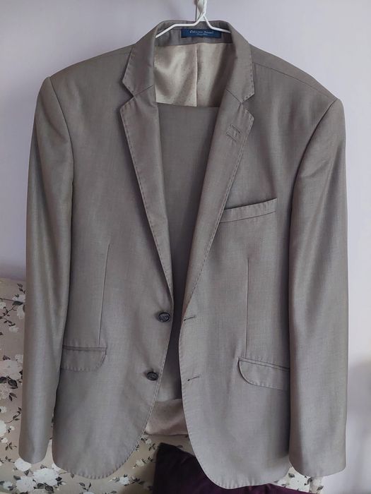 Vând costum din lână 100%