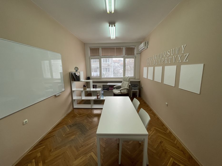 Продавам офис мебели