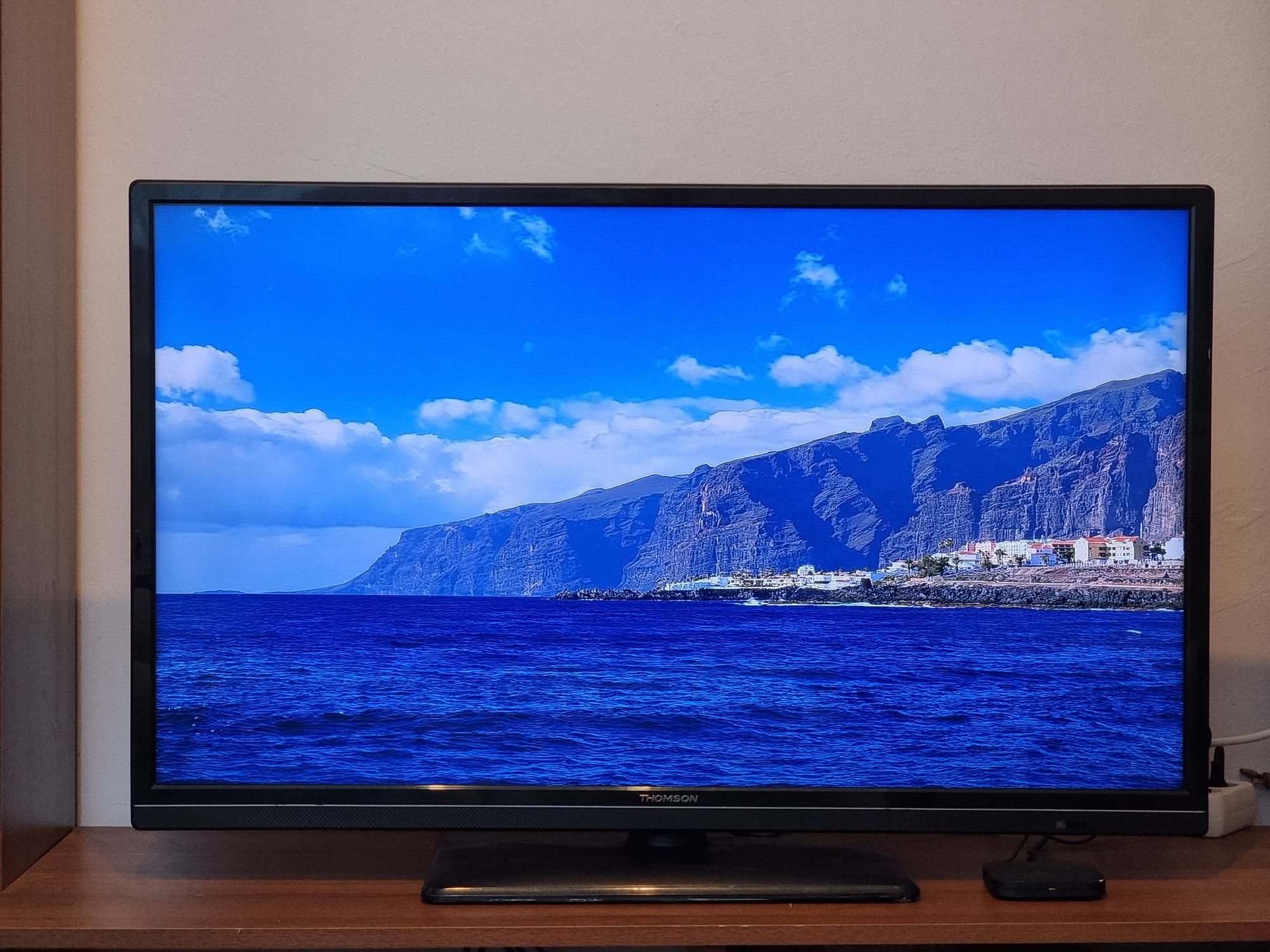 Телевизор / TOMSON - 40" - FULLHD , Цифрова + Ефирна + Слот за карта.