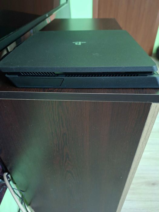 PlayStation  с 1 игра към него 1TB