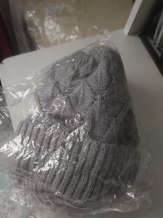 Теплая шапка, новая. Не дорого. С шарфом вместе.