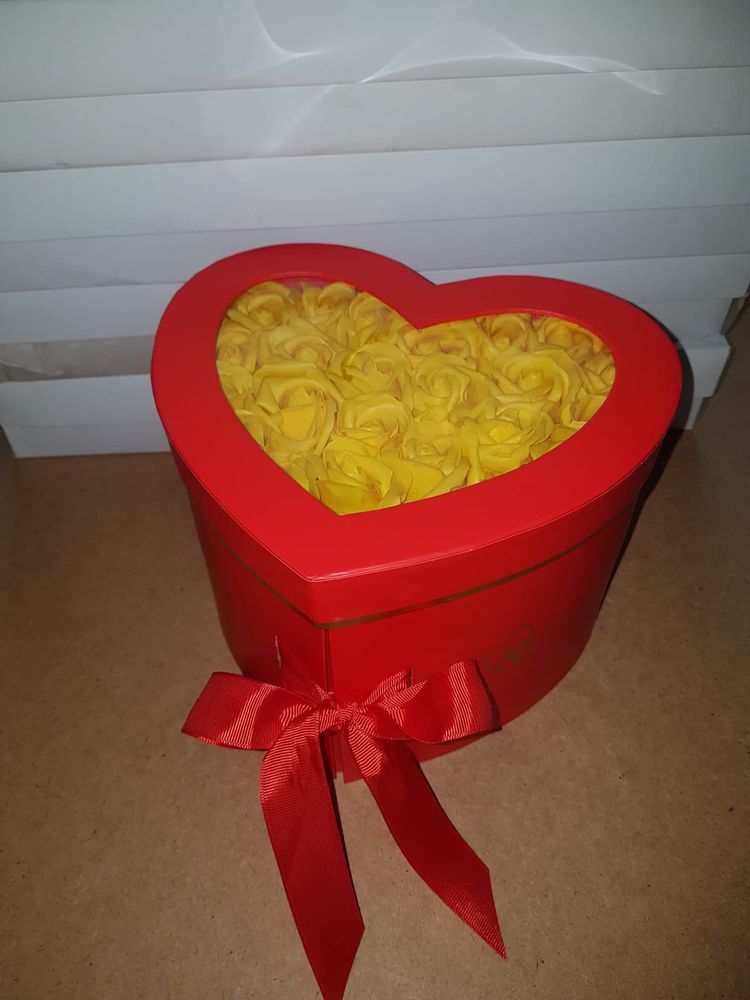 Aranjament cutie forma inima trandafiri de sapun
