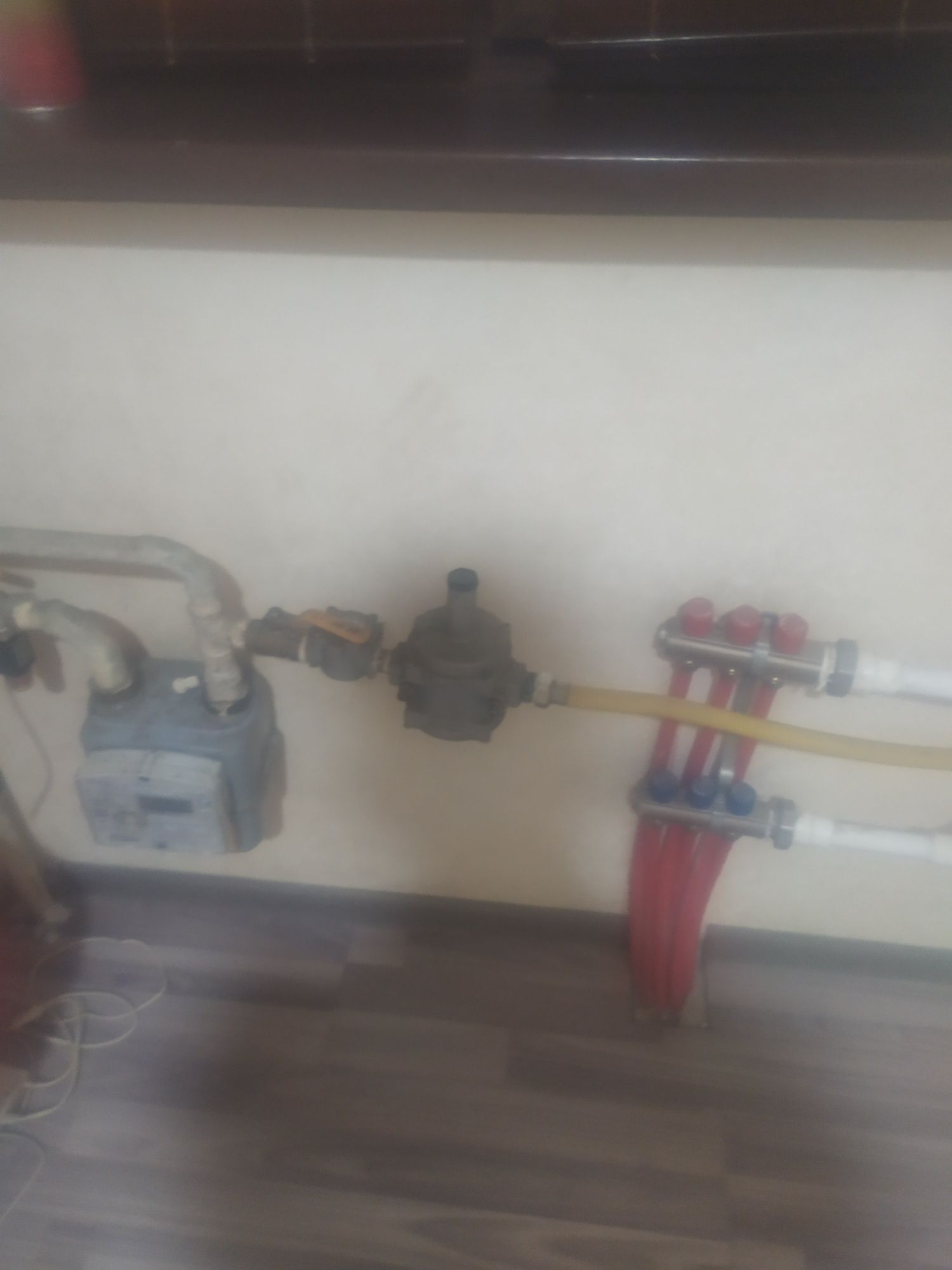 Газовая колонка в заборе