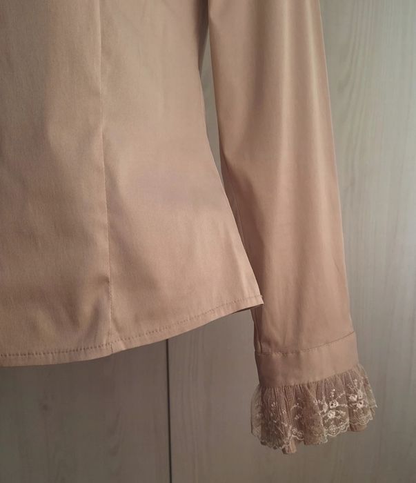 Bluză elegantă cu volane și dantelă