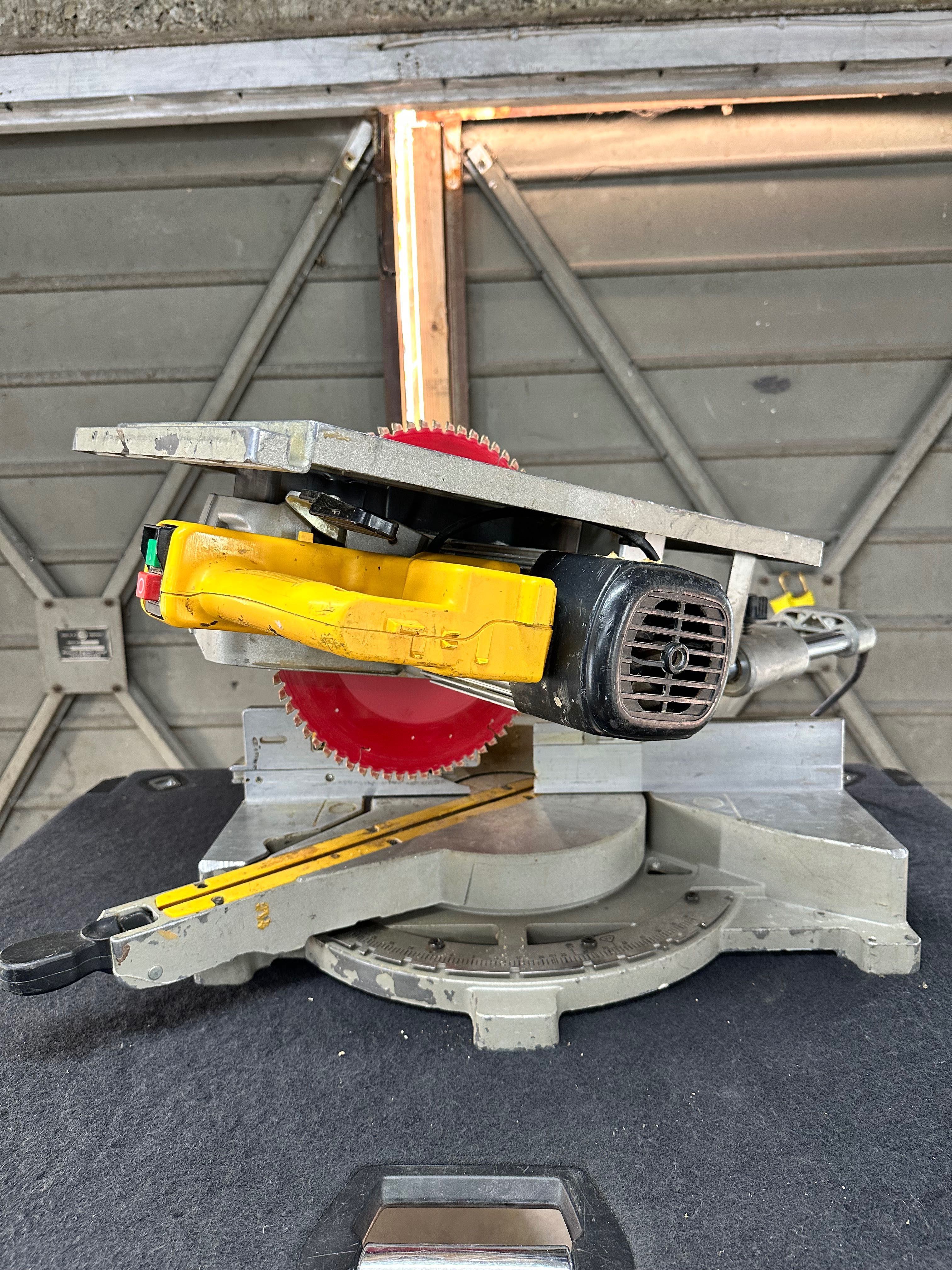 Потапящ циркуляр с герунг DeWALT D27111 305mm