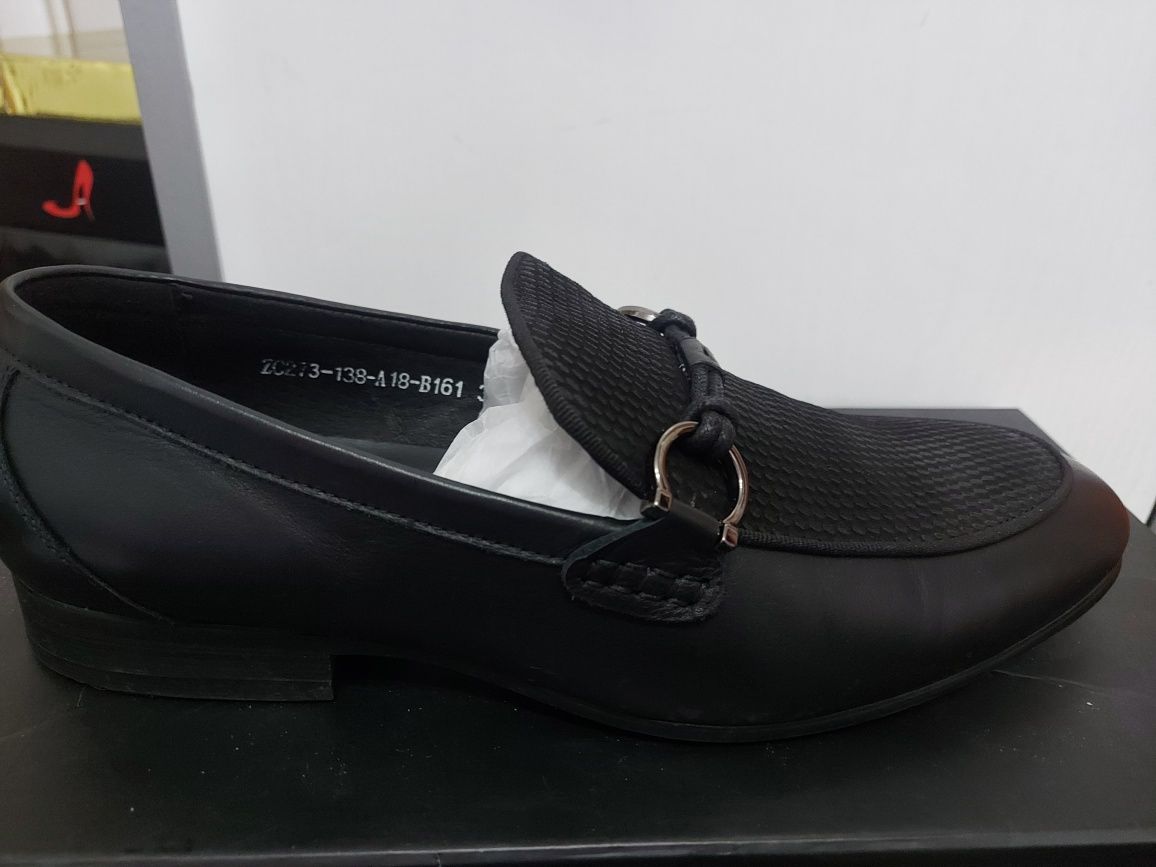 Pantofi negri bărbătești