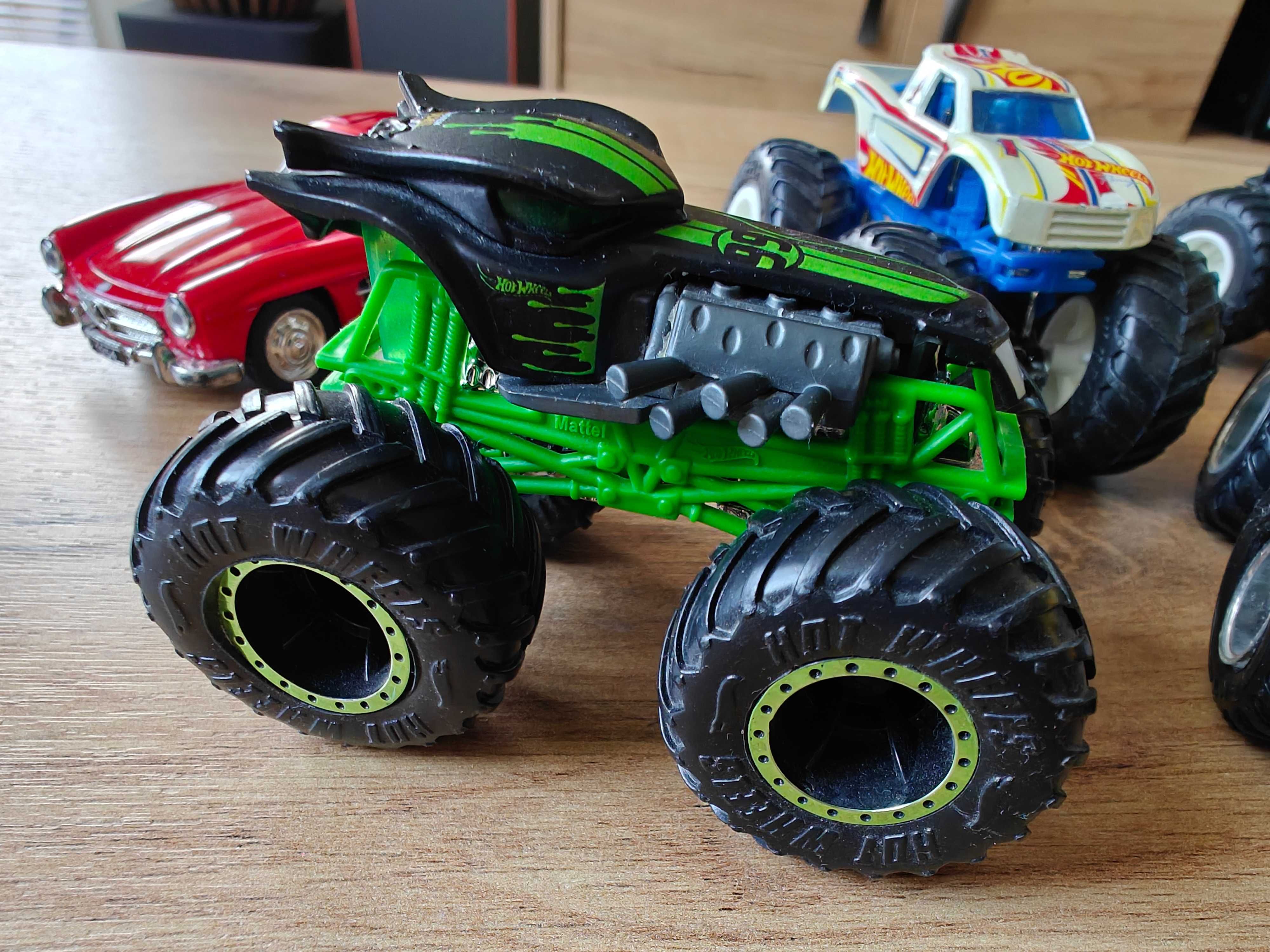 Бъги Hot Wheels Monster Trucks - 4 бр + 1 бр кола Mercedes-Benz