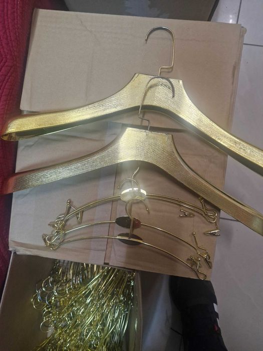 Продават се закачалки за дрехи