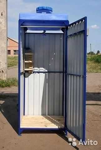 Уличные переносные и стационарные кабины туалетов.
