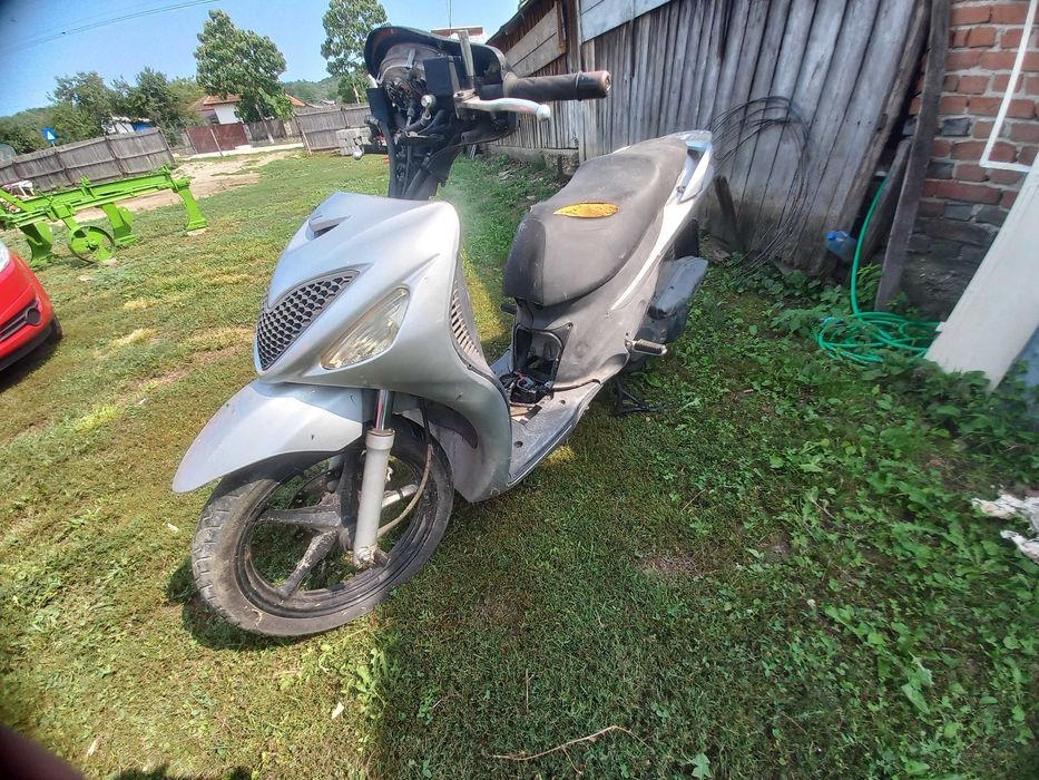 Vand scuter Suzuki sixteen