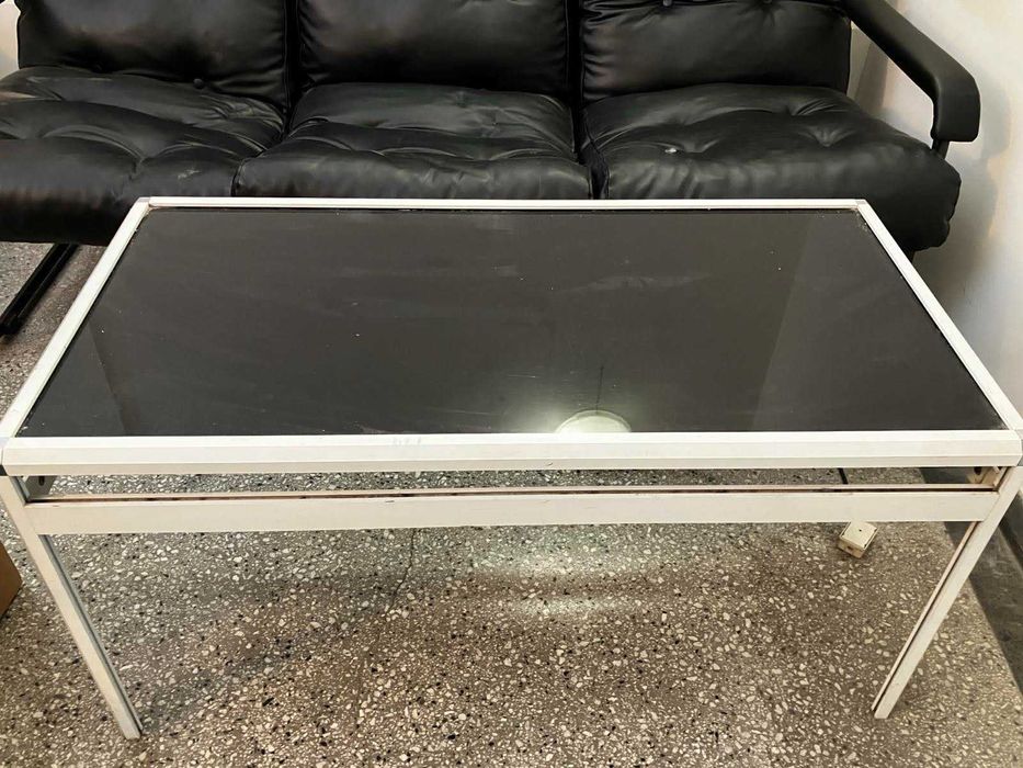 Тройка кожен черен диван в комплект с маса