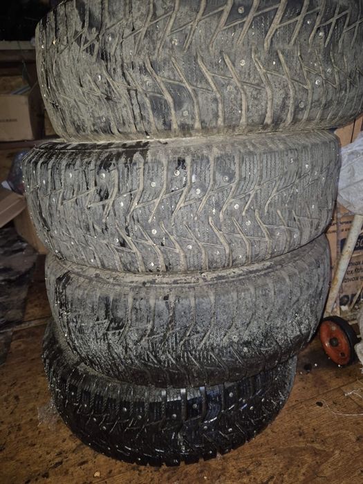 Продам зимние шипованные шины  185/65/14