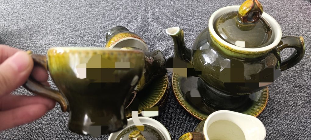 Toq yashil rangdagi choynak va piola. Ozgachalikni xoxlaganlar un