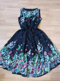Черна рокля с флорален принт