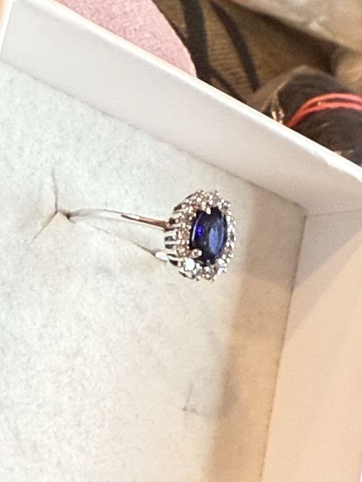 Дамски пръстен бяло злато , брилянти и сапфир