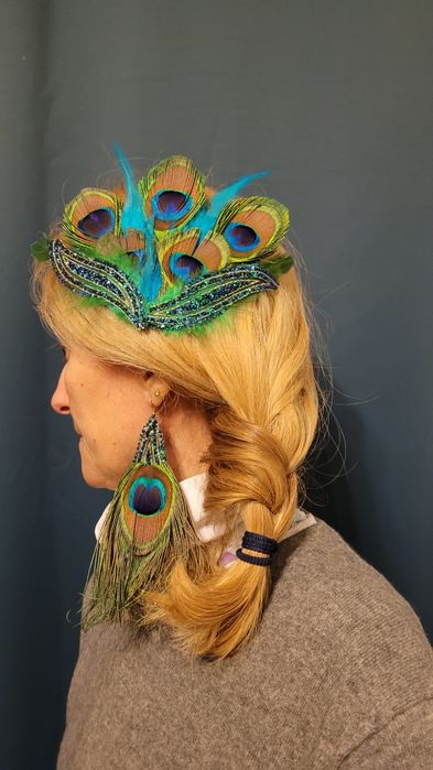 Accesoriu handmade pentru păr şi cercei asortați din pene de păun.