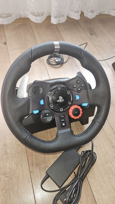 Волан и педали Logitech за компютър и PlayStation.