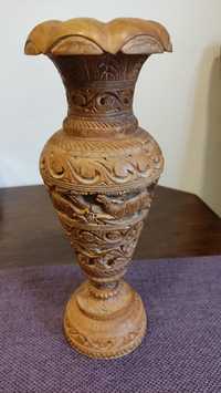 Vând vaza din lemn sculptata