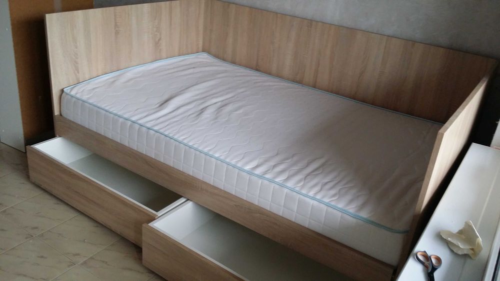 Легло с размери 125х196 с матрак и две чекмеджета.