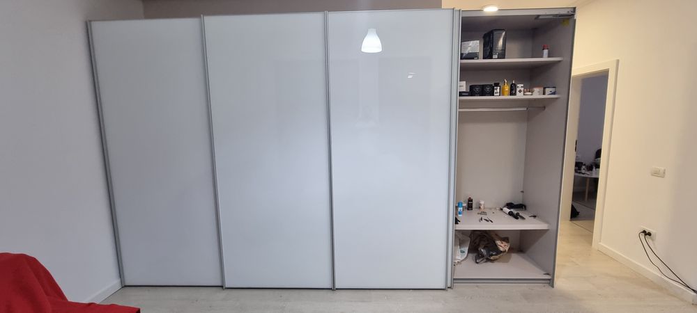 Dulap mare cu uși glisante, alb lucios