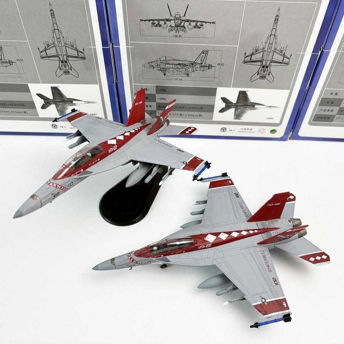 Macheta avion metalica F/A-18F VFA-102 Super Hornet Diamondbacks 1:100