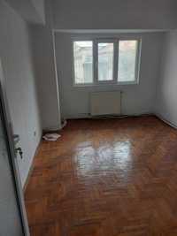 Vand apartament 4 camere decomandate , zona linistita..