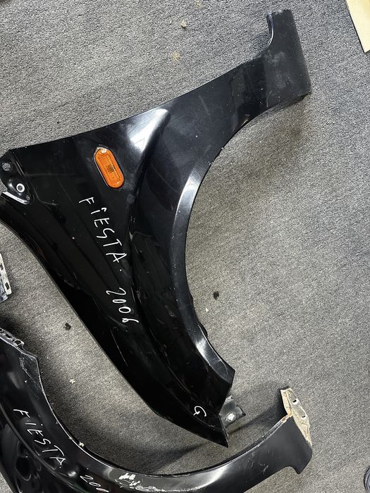 Aripa fata Ford Fiesta 2006 2007 stanga dreapta negru cu defecte
