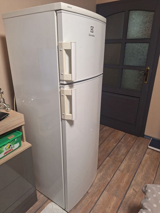 Хладилник с камера Електролукс