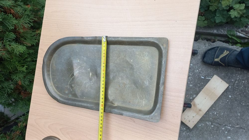 Много стар поднос с маркировка с Ъ