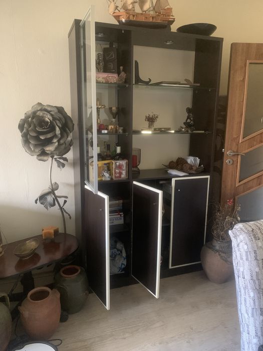 Бюфет/секция, вратички отварящи се отзад и тпред.