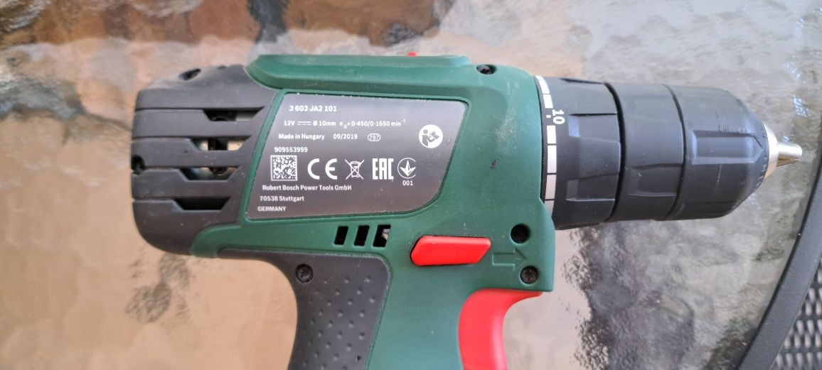 Винтоверт Bosch с 2бр. батерии, зарядно и куфър