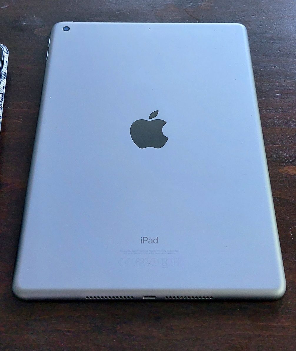 iPad 5th gen 32GB Space Gray + Клавиатура и Писалка