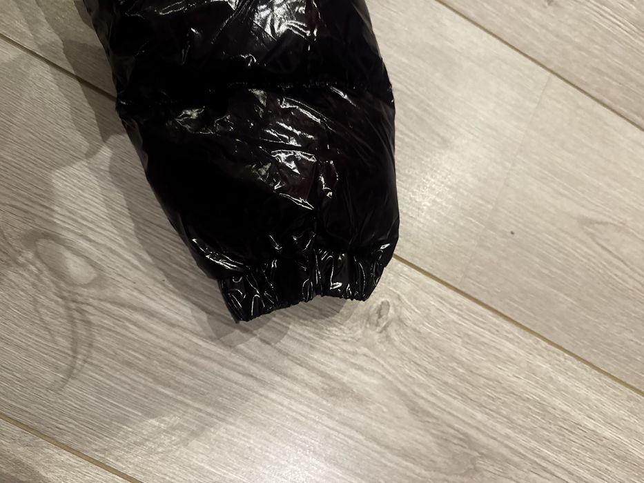 Лъскаво, черво, водоустойчево яке