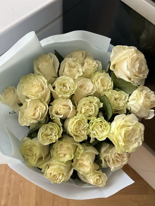 Прекрасный букет из 25 кремовых роз