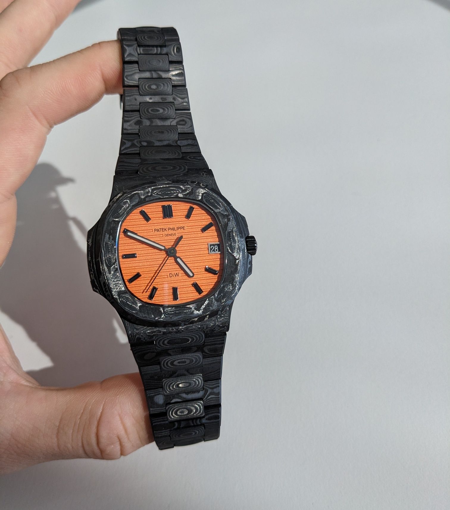 Patek Philippe Nautilus DiW Carbon – оранжев циферблат, пълен комплект
