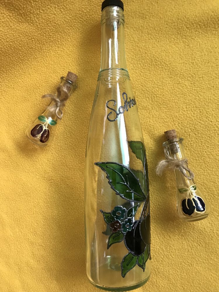 Винтидж бутилка от френска ракия с две юзчета ръчно рисувани сливи