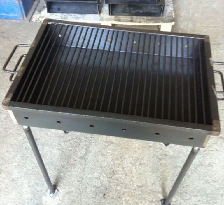 Grătar metalic 60x40 cm, tablă striată 3mm – cu picioare demontabile