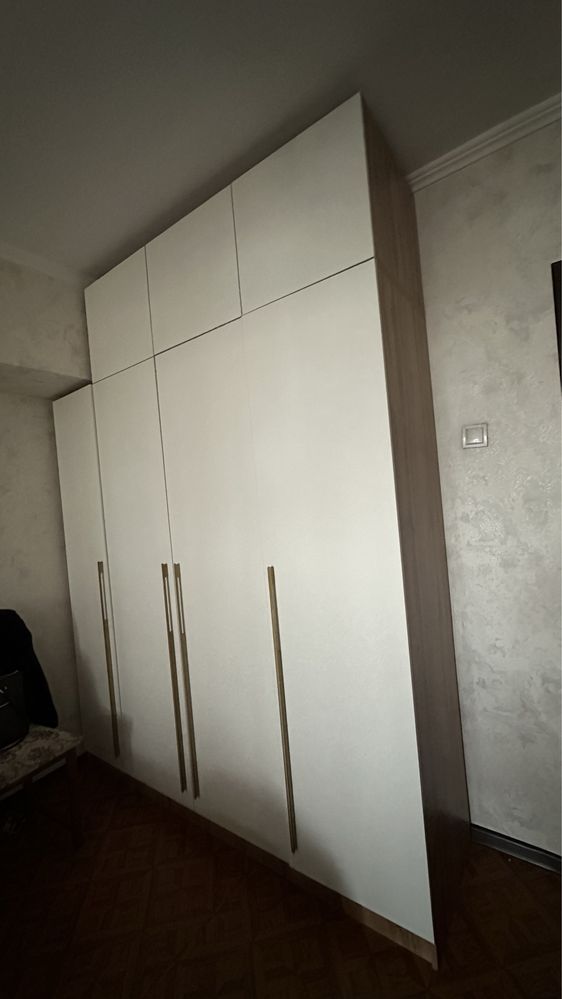 Спальный гардеробный шкаф белого с коричневым новый с дорогой МДФ