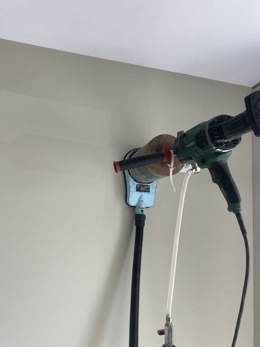 Gaură pentru Hotă Centrală – Carotare Curată în BCA, Cărămidă și Beton