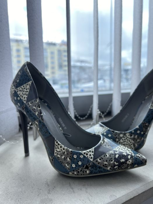 Остри обувки на ток