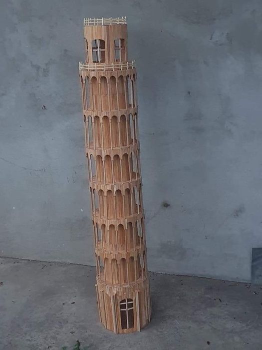 Turnul din Pisa creat din bete de cafea