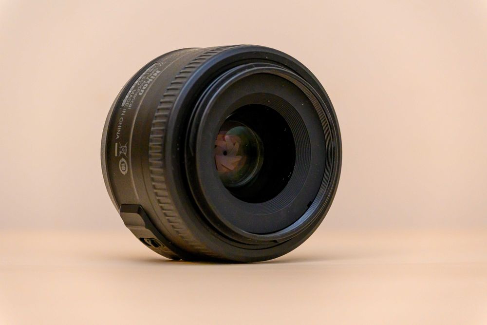 Nikkor 35mm f/1.8 DX (като нов) + сенник + аксесоари