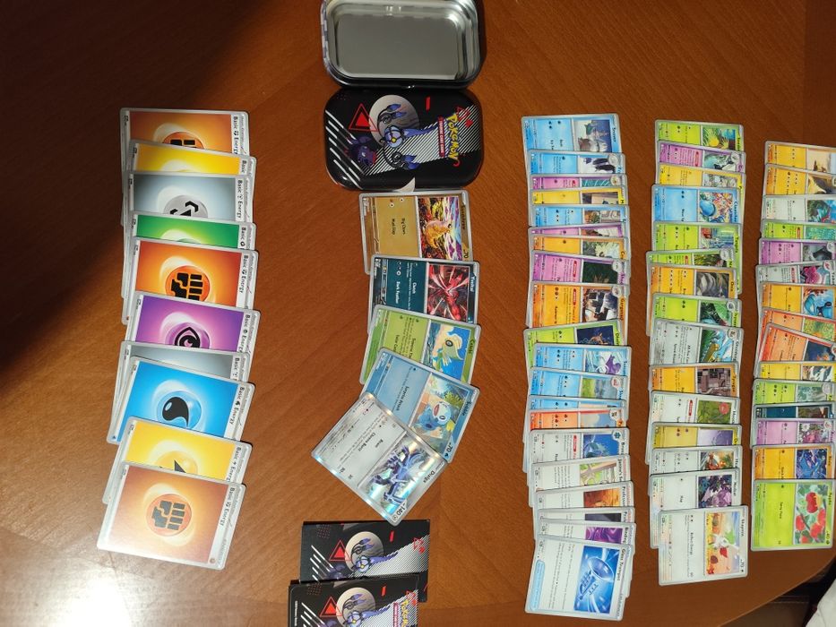 65 Pokemon TCG карти в метална кутия за игра и колекция