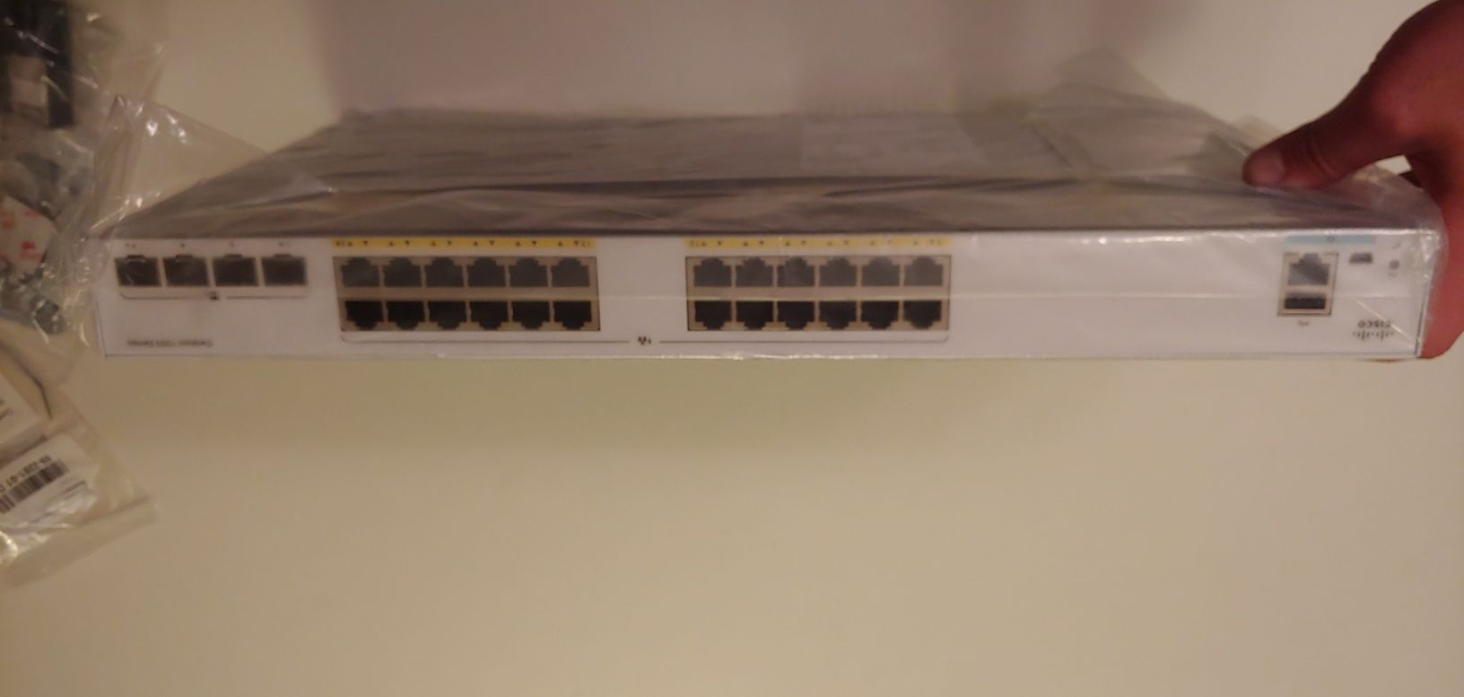 Switch/Router Cisco C1000-24P-4X-L, 24 porturi, PoE
