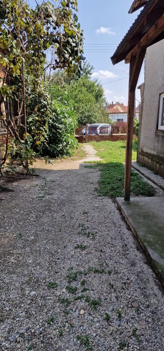 Vând casa cu curte